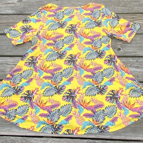 Lularoe Perfect Tee blouse yellow tropical pineapple palm fronds size Medium - Picture 6 of 9